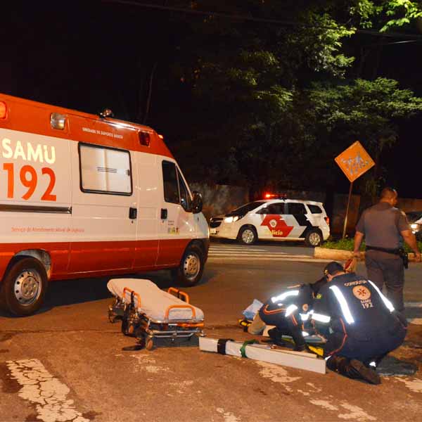 Ciclista fica ferida ao ser colidida por carro próximo ao Fórum