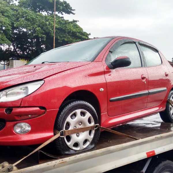 Motorista embriagada é presa após capotar veículo com dois adolescentes