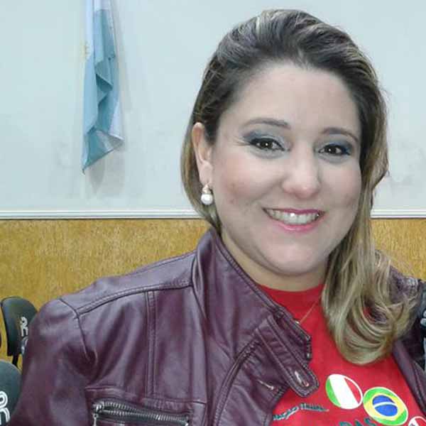 Paulinha Carolina apaga velinhas nesta segunda