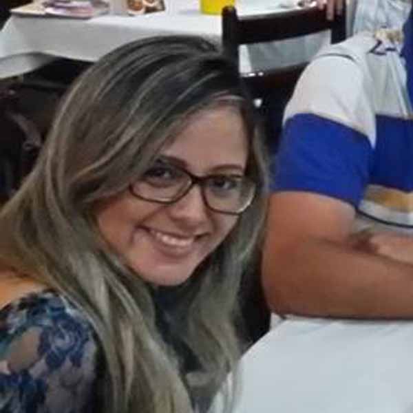 Julia Yonashiro apaga velinhas nesta quinta