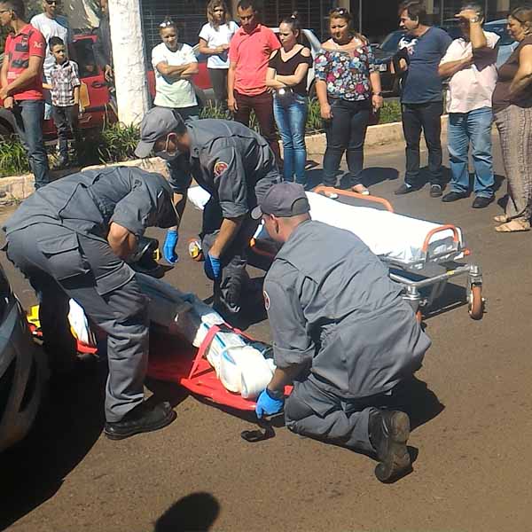 Carro tenta fazer retorno e colide contra moto na Av. Siqueira Campos