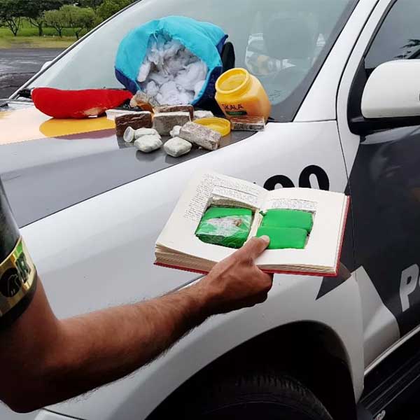 Passageira de ônibus é presa com tabletes de maconha dentro de livro em Assis