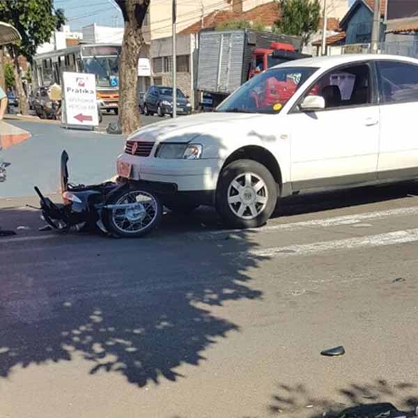 Motociclista é atropelada por carro e tem o pé amputado em Marília