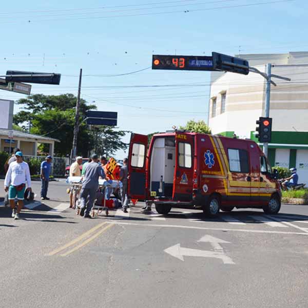 Motorista atravessa sinal vermelho e atropela motociclista em Paraguaçu Paulista