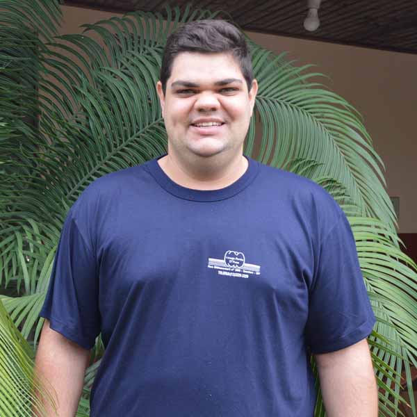 Vitor Gomes da Penha apaga velinhas nesta quinta feira