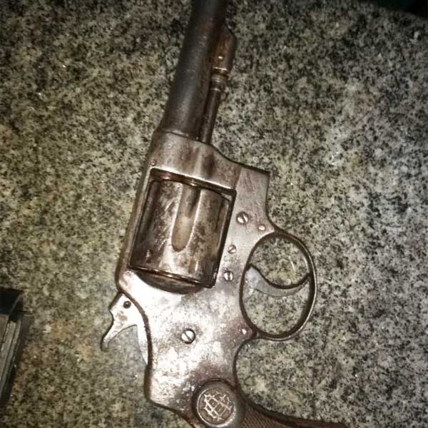 Revólver e simulacro de arma de fogo são apreendidos com dupla em Maracaí