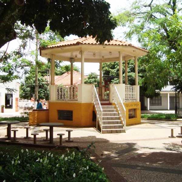 Clube dos Violeiros se apresenta no Coreto da Praça da Matriz