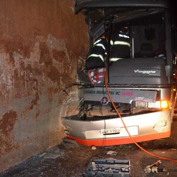 Acidente com ônibus de pacientes deixa pessoas feridas em Tupã