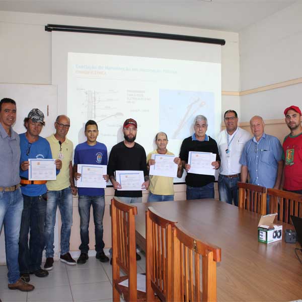 Eletricistas terminam qualificação e recebem certificados