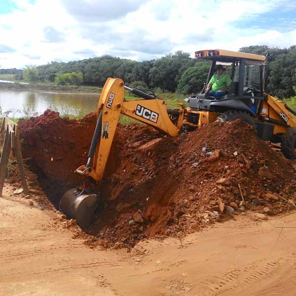 Depois das fortes chuvas, estrada de acesso ao Rancho Alegre é recuperada