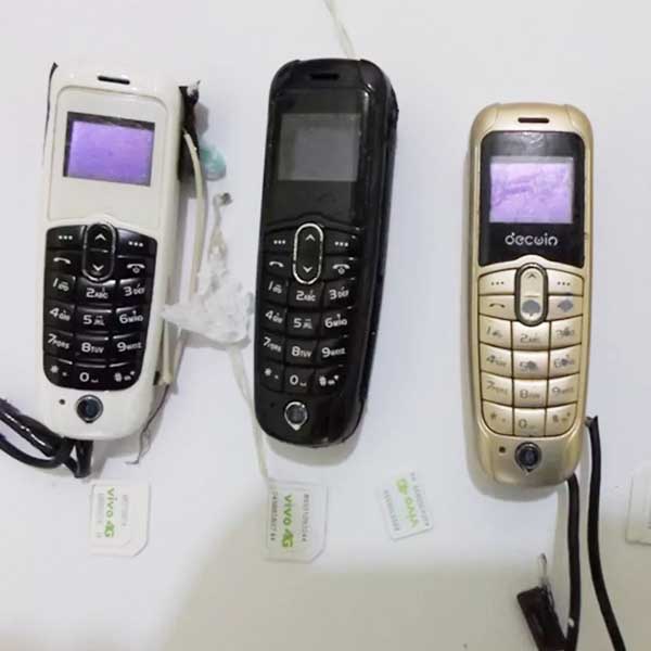 Preso é flagrado com quatro microcelulares no ânus