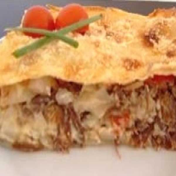 Torta de mandioca com carne seca