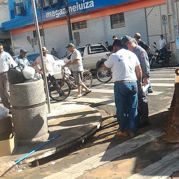 Bombeiros resgatam carteira com R$ 4 mil caída em bueiro no centro de Paraguaçu