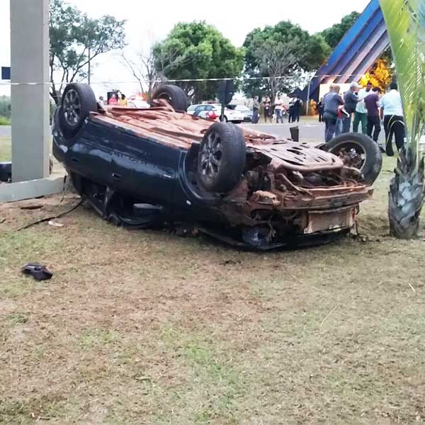 Em fuga da polícia, veículo capota e uma pessoa morre em Martinópolis