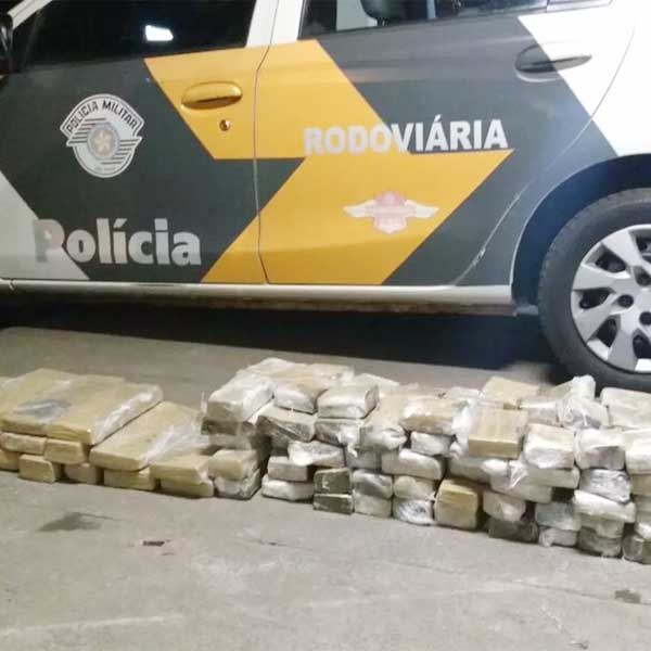 Polícia Rodoviária de Assis apreende tabletes de maconha escondidos em carro