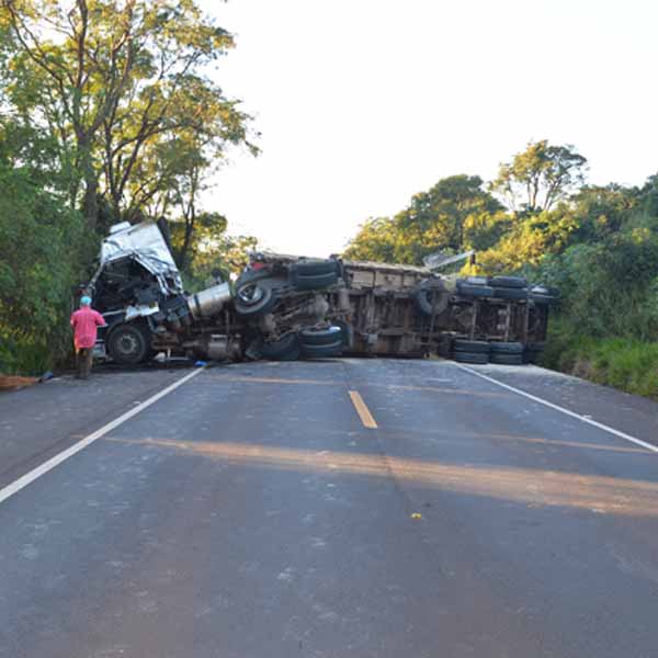 Rodovia Paraguaçu/Assis é liberada após carreta ter ficado atravessada na pista