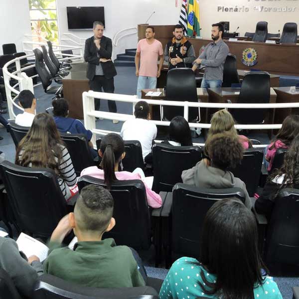 Câmara recebe alunos de escola municipal