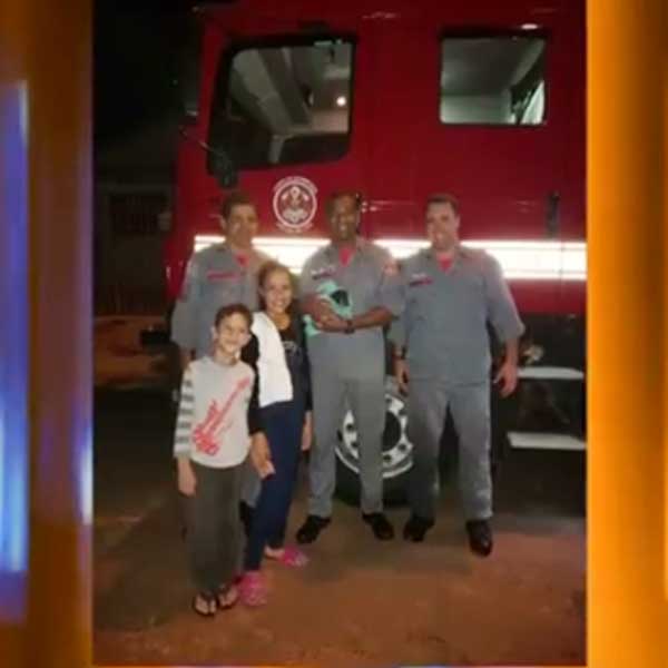 Bombeiros resgatam filhote de cachorro que ficou preso em tubulação de água em Marília