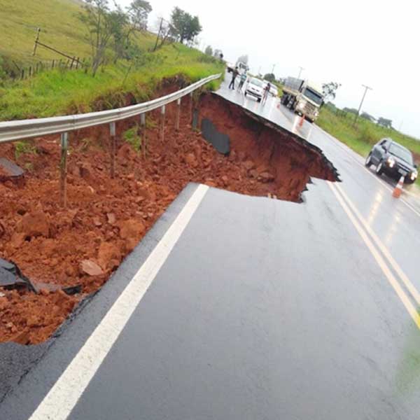 Chuva faz asfalto ceder e interdita rodovia Assis-Marília