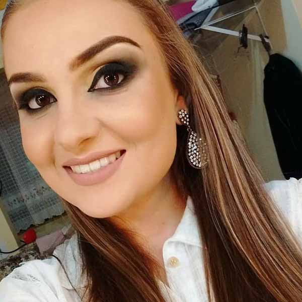 Kamila Pilan apaga velinhas nesta segunda