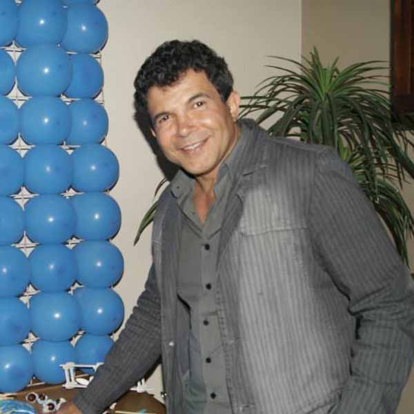 Volney Delfino apaga velinhas nesta domingo