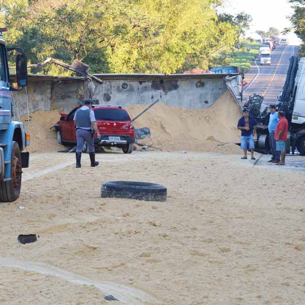 Pista fica interditada após acidente envolvendo duas carretas e um carro na rodovia Paraguaçu/Assis
