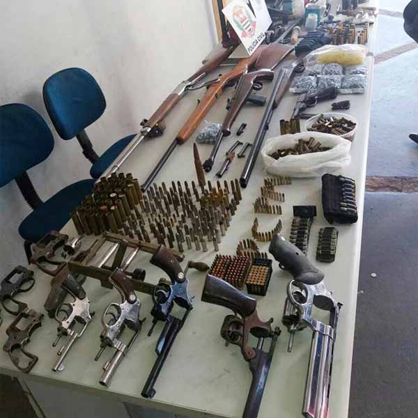 Várias armas de fogo e dezenas de munições são apreendidas em oficina clandestina em Paraguaçu