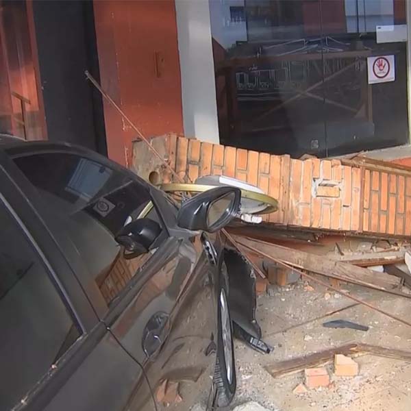 Carro invade restaurante no centro de Marília após acidente