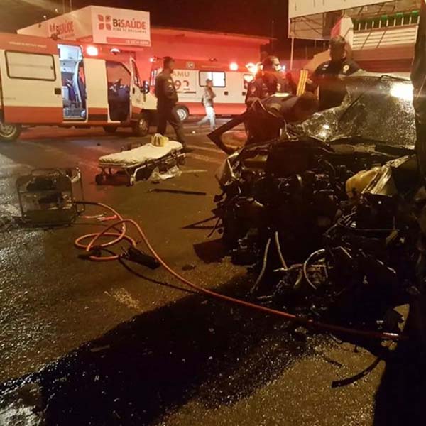 Jovem morre após motorista bater carro em poste e atingir muro de açougue em Assis