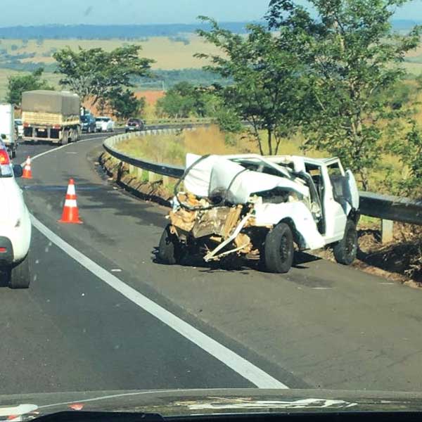 Paraguaçuense fica preso nas ferragens após acidente em rodovia