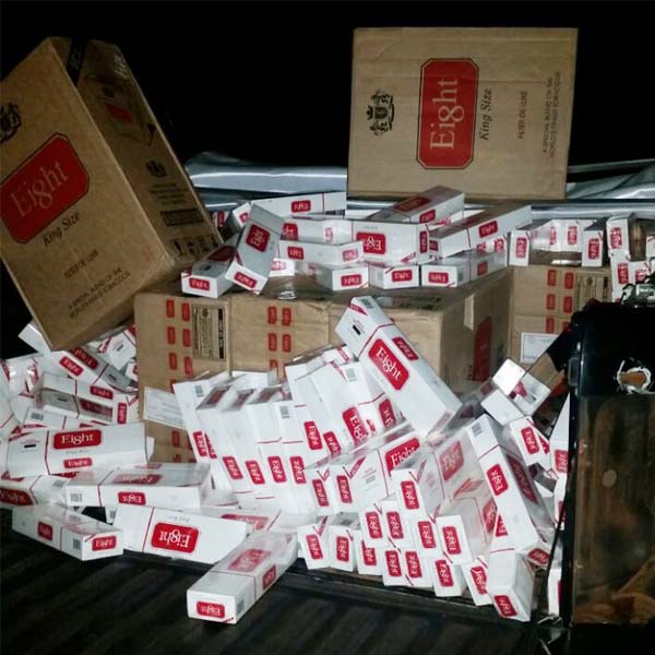 Polícia Rodoviária de Tupã apreende caminhonete com centenas de maços de cigarro contrabandeados