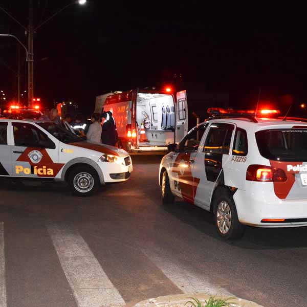 Motociclista fica ferida ao ser 'fechada' por carro