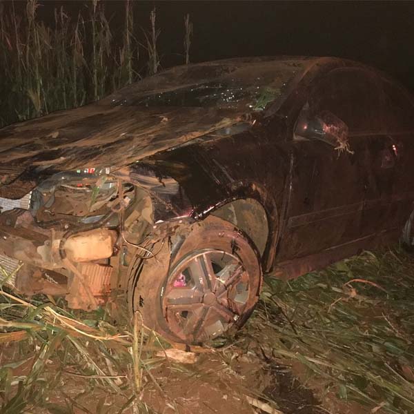 Motorista capota carro após veículo tentar ultrapassagem em rodovia de Maracaí