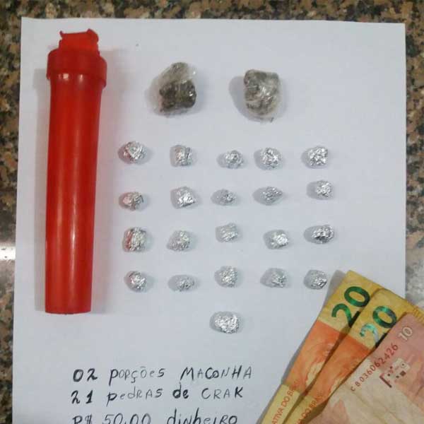 Jovem tenta se livrar do flagrante e joga droga em quintal de residência