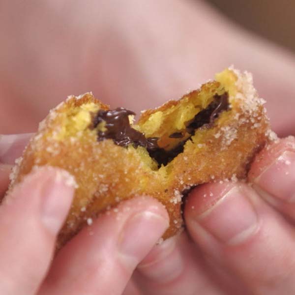 Bolinho de chuva com massa de abóbora e recheio de chocolate