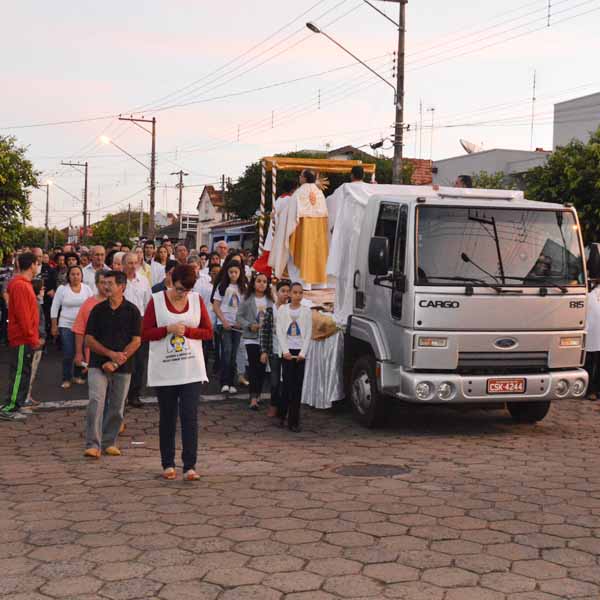 Fieis participam de procissão de Corpus Christi em Paraguaçu Paulista
