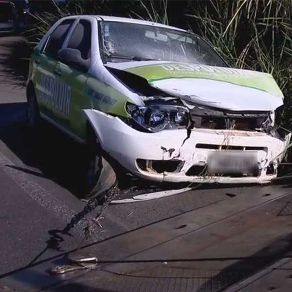 Motorista perde controle e veículo cai de viaduto com 5 metros de altura em Marília
