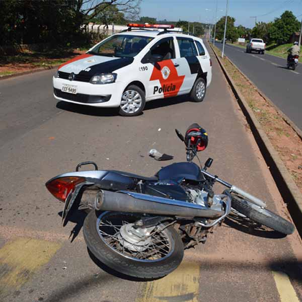 Motociclista de 13 anos colide contra traseira de carro na Av. Sete de Setembro