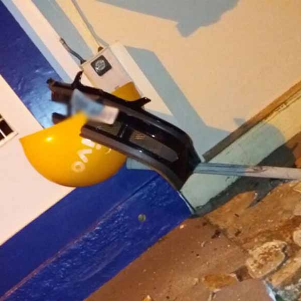 Jovem embriagado foge após colidir carro contra placa e telefone público em Paraguaçu