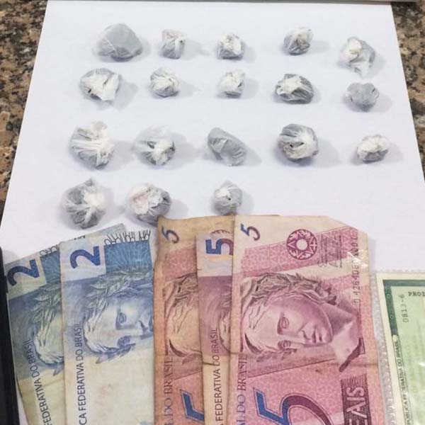 Policia leva jovem para a cadeia após encontrar porções de maconha em residência