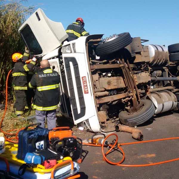 Duas crianças morrem e pais sobrevivem após carreta tombar em rotatória de rodovia em Marília