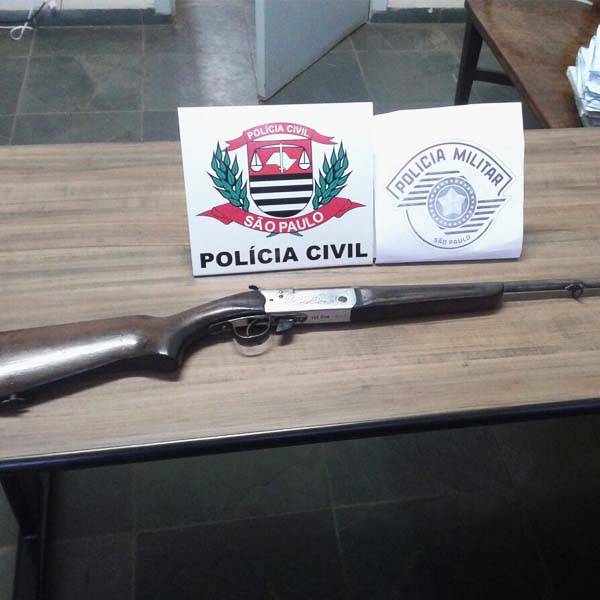 Homem é preso após espingarda desmontada ser encontrada dentro de violão