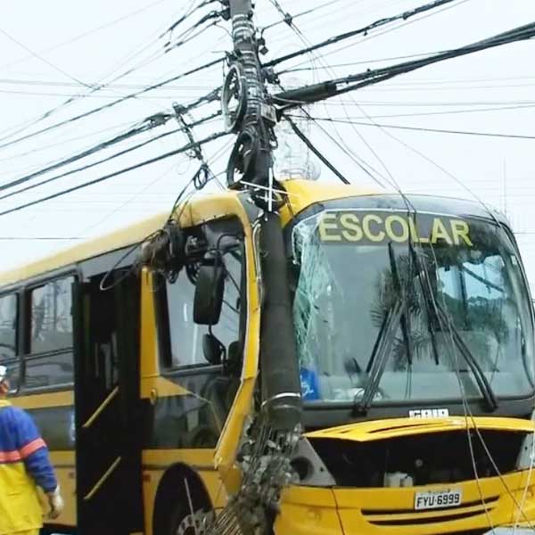Ônibus com pacientes e estudantes de Oscar Bressane perde controle e derruba poste em Marília