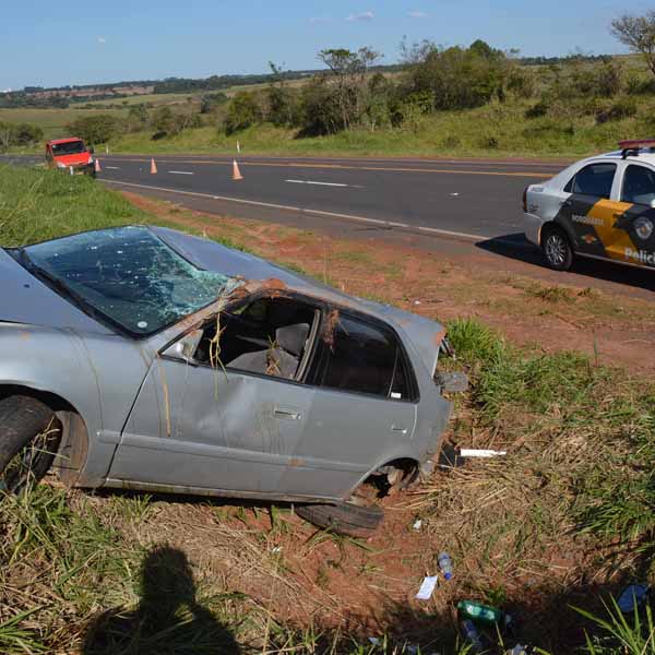 Motorista perde controle da direção e carro capota em rodovia Assis/Paraguaçu