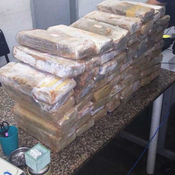 Veículo com 60 kg de maconha é encontrado abandonado próximo ao balneário de Paraguaçu