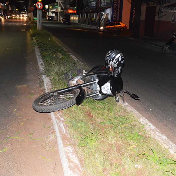 Motociclista é 'fechado' por carro e acaba colidindo contra carreta