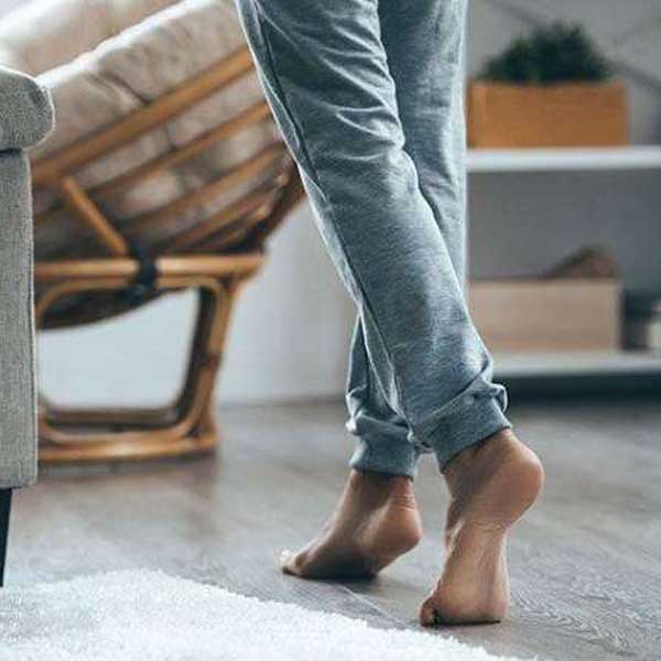 Andar descalço em piso frio faz mal à saúde?