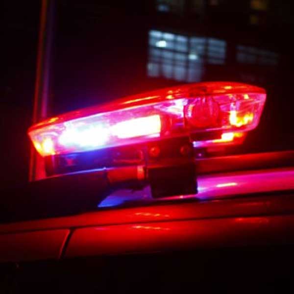 Adolescente é flagrado vendendo droga que era escondida em cerca viva