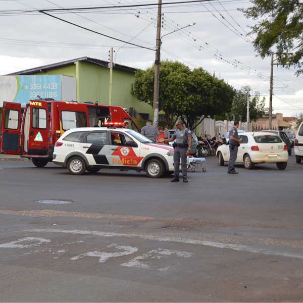 Motociclista é socorrida pelo Resgate do Corpo de Bombeiros após colisão com carro