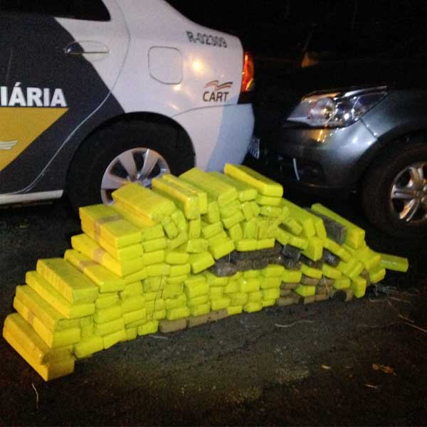 Polícia Rodoviária de Assis aborda veículo e encontra 140 tabeles de maconha
